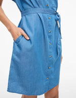 Robe chemise en chambray bleu Nori avec ceinture à nouer, poches latérales et boutons marron.