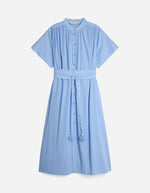 Robe Ciao Bleuet en coton premium, coupe ample avec fronces aux épaules et ceinture à nouer.