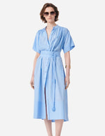 Robe Ciao Bleuet en coton, coupe ample, manches courtes, col chemise, et ceinture à nouer.