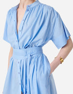 Robe Ciao Bleuet Vanessa Bruno en coton bleu ciel, coupe ample avec ceinture nouée et fronces délicates.