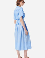 Robe Ciao Bleuet en coton premium, coupe ample avec fronces aux épaules et ceinture nouée.
