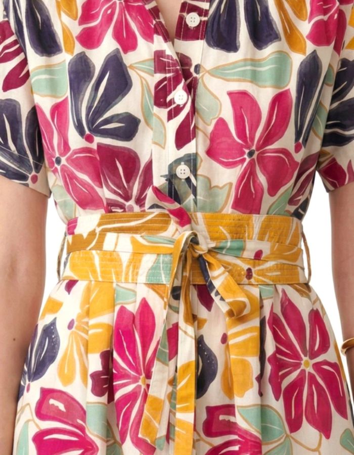Robe midi Ghala Vanessa Bruno en coton et lyocell, imprimé floral multicolore sur fond crème, col officier, ceinture nouée.