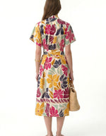 Robe midi florale Ghala Vanessa Bruno, coupe chemise évasée, col officier, ceinture à nouer, motif multicolore sur fond crème.