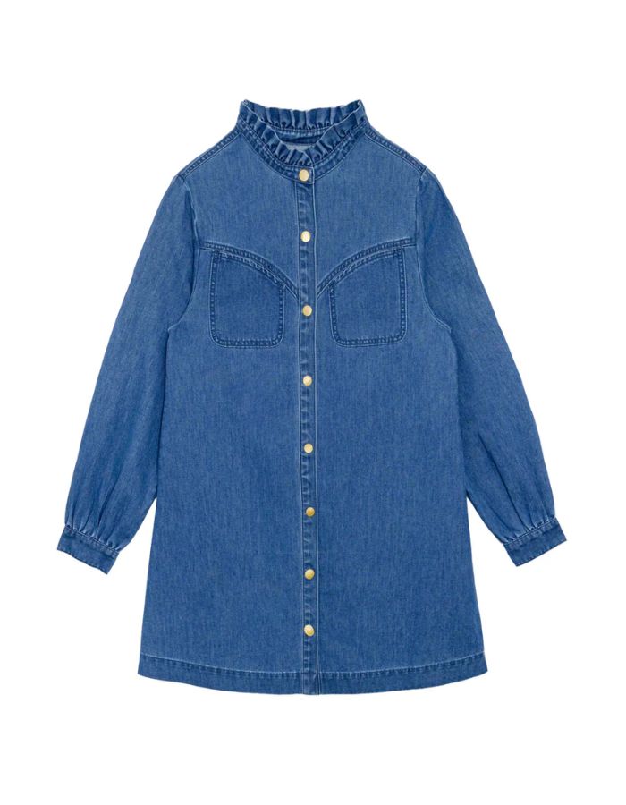 Robe courte en jean bleu medium stone pour femme, modèle Rayana de la marque LA PETITE ÉTOILE. Coupe trapèze à boutons-pression, col rond bordé de volants festonnés et poches plaquées sur le devant.