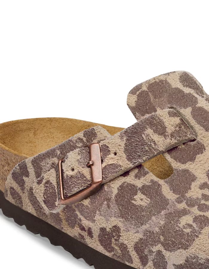 Boucle des Sabots fermés pour femme de style Boston de la marque Birkenstock, déclinés dans un imprimé léopard sauvage marron et sable Leo Sandcastle. Confectionnés en cuir velours doux avec une bride réglable à boucle métallique noire et la célèbre semelle anatomique en liège naturel.