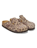 Devant des Sabots fermés pour femme de style Boston de la marque Birkenstock, déclinés dans un imprimé léopard sauvage marron et sable Leo Sandcastle. Confectionnés en cuir velours doux avec une bride réglable à boucle métallique noire et la célèbre semelle anatomique en liège naturel.