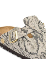 Boucle des Sabots fermés modèle Boston de la marque Birkenstock pour femme. La tige est en cuir velours souple beige clair avec un motif effet peau de serpent (Snake Oyster), dotée d'une bride réglable avec boucle métallique et montée sur une semelle anatomique en liège.