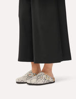 Silhouette avec les Sabots fermés modèle Boston de la marque Birkenstock pour femme. La tige est en cuir velours souple beige clair avec un motif effet peau de serpent (Snake Oyster), dotée d'une bride réglable avec boucle métallique et montée sur une semelle anatomique en liège.