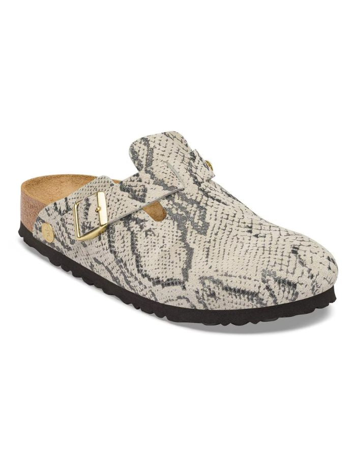 Sabots fermés modèle Boston de la marque Birkenstock pour femme. La tige est en cuir velours souple beige clair avec un motif effet peau de serpent (Snake Oyster), dotée d'une bride réglable avec boucle métallique et montée sur une semelle anatomique en liège.
