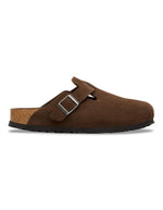 Proil des Sabots fermés modèle Boston de la marque Birkenstock en cuir velours souple de couleur marron foncé Carafe. Présente une bride ajustable à boucle métallique sur le dessus et une semelle anatomique ton sur ton en liège avec lit de pied souple, version chaussant étroit.