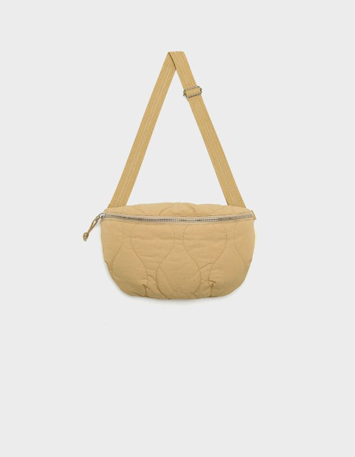 Sac banane Hosie sable Bellerose en nylon matelassé demi-lune avec bandoulière ajustable.
