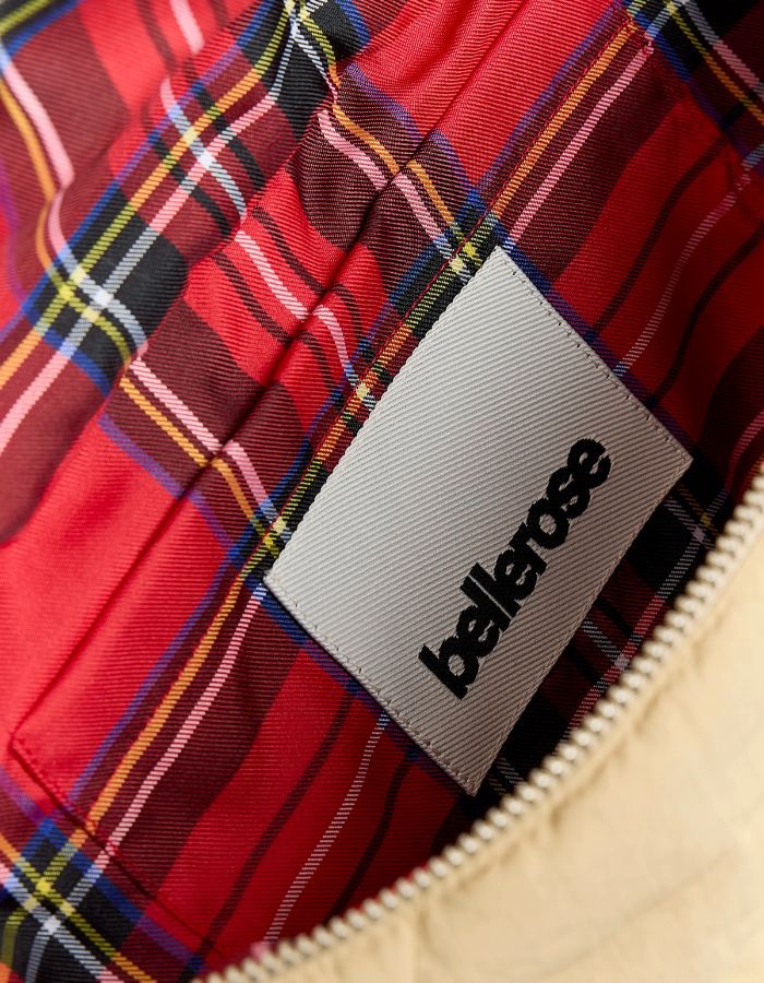 Sac banane Hosie sable Bellerose en nylon matelassé avec doublure tartan rouge et étiquette logo.