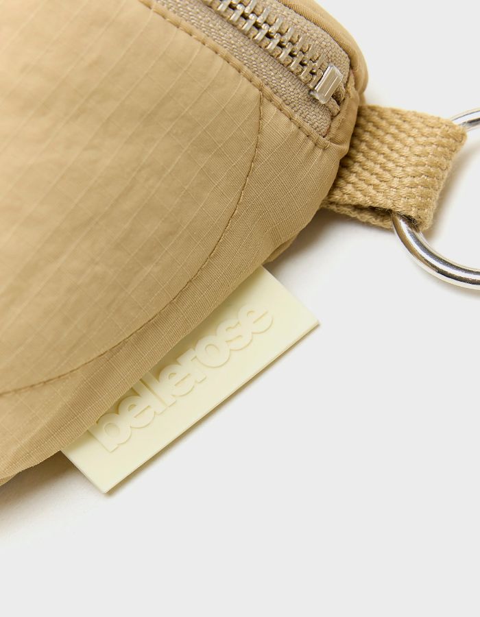 Sac banane Hosie sable en nylon matelassé avec fermeture éclair et étiquette Bellerose.