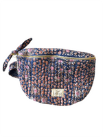 Sac banane patchwork Minuit Mum en coton matelassé bleu marine et rose, motif floral, fermeture éclair dorée.