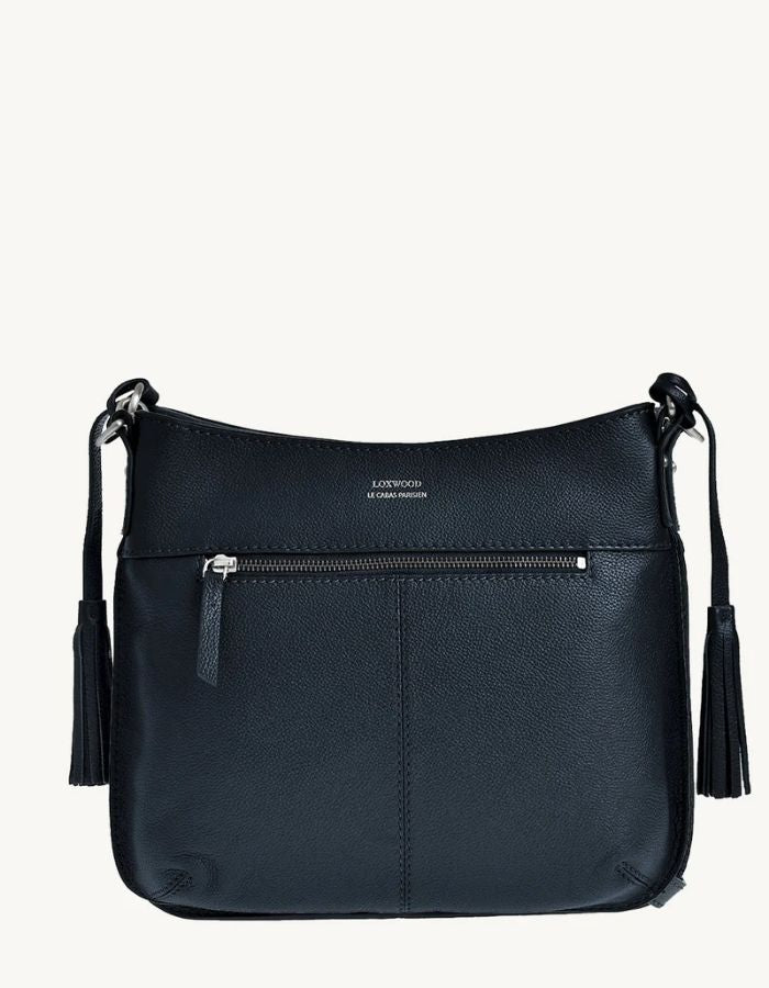 Dos du Sac besace pour femme en cuir grainé bleu nuit avec logo L micro-perforé, pompon assorti et bandoulière réglable, modèle Celia L de la marque Loxwood.