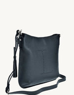 Proil du Sac besace pour femme en cuir grainé bleu nuit avec logo L micro-perforé, pompon assorti et bandoulière réglable, modèle Celia L de la marque Loxwood.