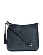 Sac besace pour femme en cuir grainé bleu nuit avec logo L micro-perforé, pompon assorti et bandoulière réglable, modèle Celia L de la marque Loxwood.