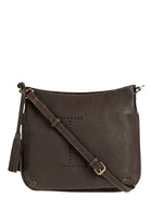 Sac besace pour femme en cuir grainé marron coffee avec logo L micro-perforé, pompon assorti et bandoulière réglable, modèle Celia L de la marque Loxwood.