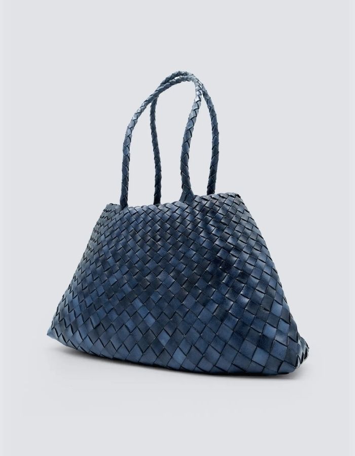 Profil du Grand sac cabas trapèze pour femme en cuir de buffle tressé main bleu marine sans doublure, modèle Santa Croce Big Marine de la marque Dragon Diffusion.