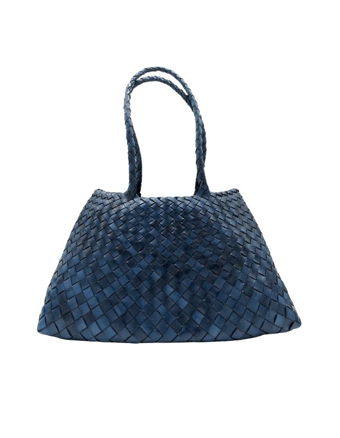 Grand sac cabas trapèze pour femme en cuir de buffle tressé main bleu marine sans doublure, modèle Santa Croce Big Marine de la marque Dragon Diffusion.