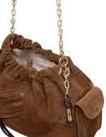 Ouverture du Sac cabas pour femme en suède marron avec poches extérieures zippées, pochette latérale, anse en chaîne et lien tressé, modèle June de la marque BA&SH