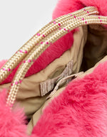 Sac Helcro rose géranium en fausse fourrure moelleuse avec anses en corde dorée et doublure beige.