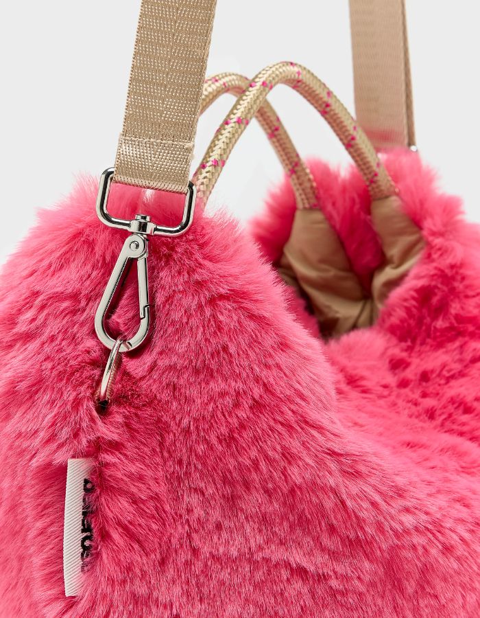 Sac Helcro rose géranium en fausse fourrure moelleuse avec anse corde et bandoulière amovible beige.