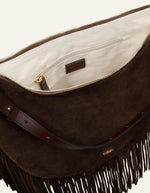 Ouverture du Grand sac hobo pour femme de format XL en croûte de cuir marron chocolat, modèle Franges de la marque Ba&sh. De forme arrondie en demi-lune, le sac est doté d'une fermeture zippée et se caractérise par de très longues franges en cuir suspendues sur tout le bas de sa base.