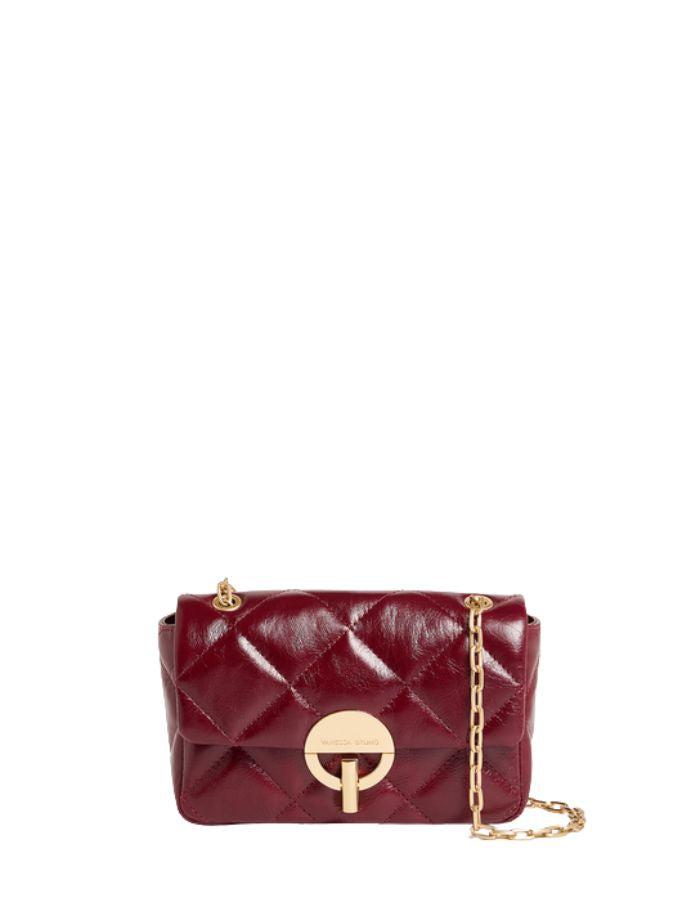 Moyen sac bandoulière pour femme en cuir de vachette craquelé bordeaux cerise avec fermoir rond doré et bandoulière chaîne, modèle Moyen Sac Moon Cuir Craquelé couleur Cerise de Vanessa Bruno.