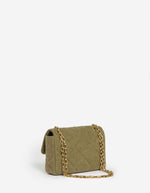 Dos du Moyen sac bandoulière pour femme en lin matelassé kaki avec fermoir rond doré et bandoulière chaîne, modèle Moyen Sac Moon en Lin couleur Kaki de la marque Vanessa Bruno.