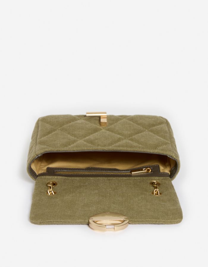 Ouverture du Moyen sac bandoulière pour femme en lin matelassé kaki avec fermoir rond doré et bandoulière chaîne, modèle Moyen Sac Moon en Lin couleur Kaki de la marque Vanessa Bruno.