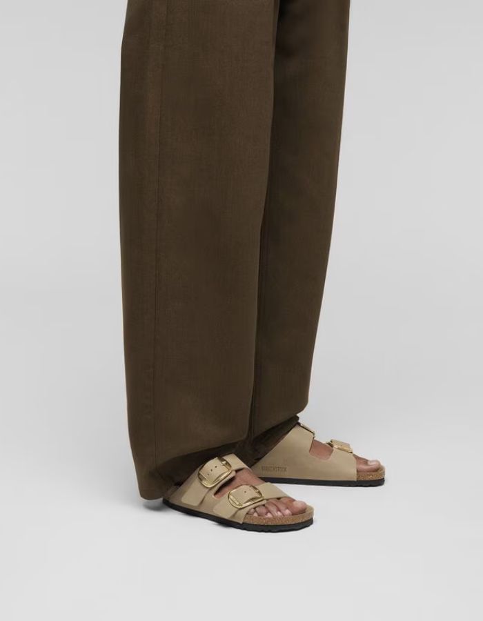 Sandales Arizona Big Buckle Birkenstock en cuir huilé Tabacco Brown avec grandes boucles dorées.