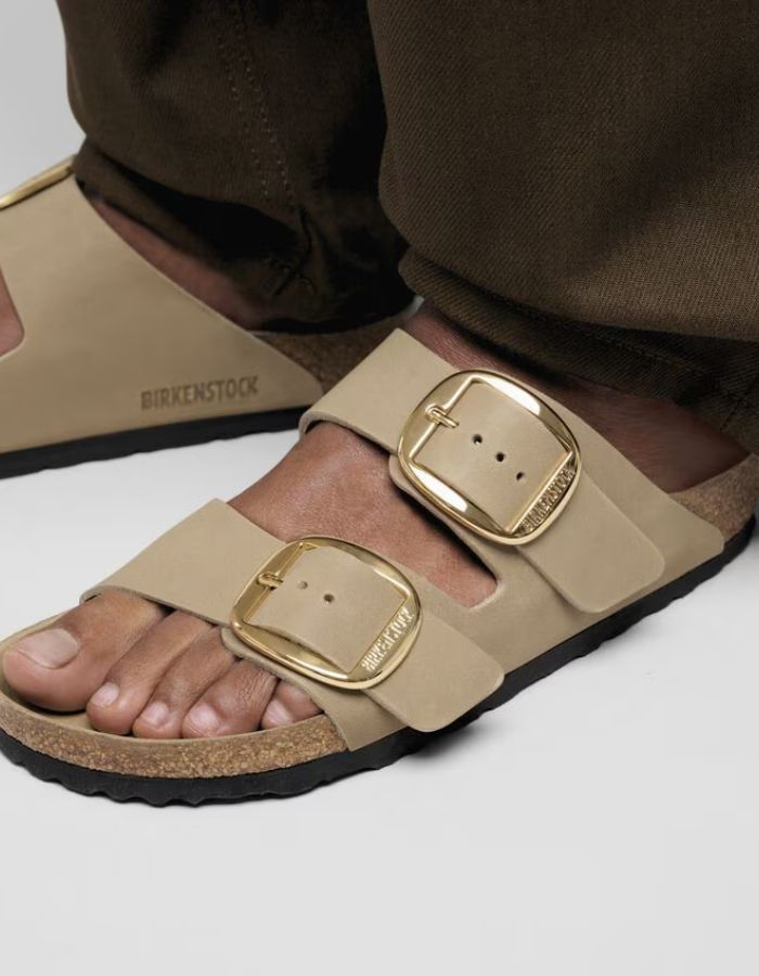 Sandales Arizona Big Buckle Birkenstock en cuir huilé tabacco brown avec grandes boucles dorées.