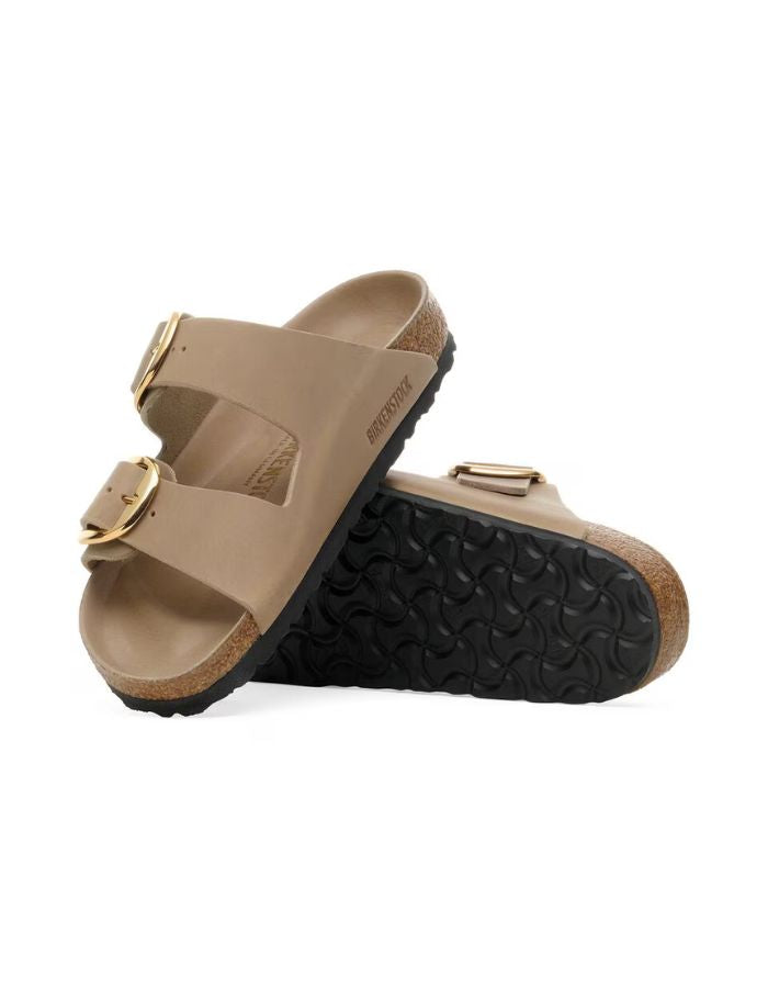 Sandales Birkenstock Arizona Big Buckle en cuir huilé tabacco brown avec boucles dorées.