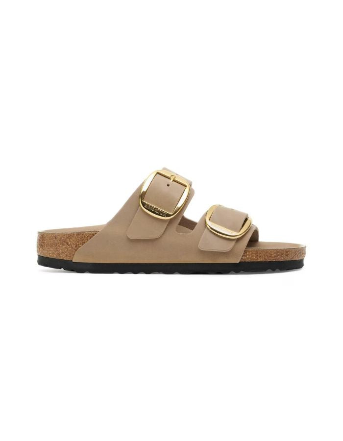 Sandales Arizona Big Buckle Birkenstock en cuir huilé tabac avec grandes boucles dorées.
