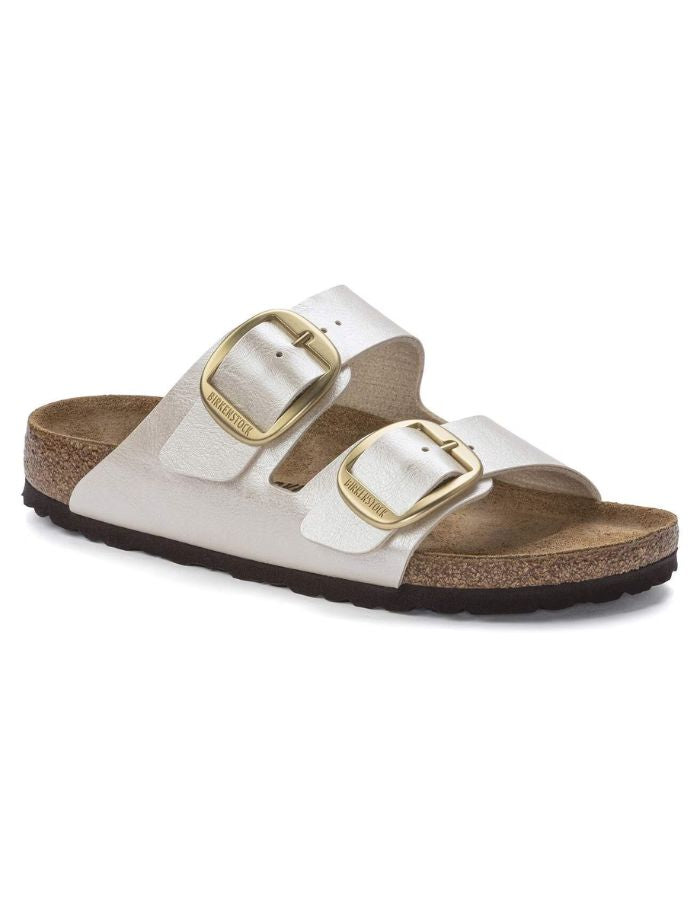 Sandales Birkenstock Arizona Big Buckle en largeur étroite. Les deux brides réglables sont en Birko-Flor® blanc nacré satiné (Graceful Pearl White) avec de grandes boucles en métal argenté, reposant sur une semelle anatomique en liège et cuir velours.