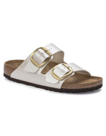 Sandales Birkenstock Arizona Big Buckle en largeur étroite. Les deux brides réglables sont en Birko-Flor® blanc nacré satiné (Graceful Pearl White) avec de grandes boucles en métal argenté, reposant sur une semelle anatomique en liège et cuir velours.