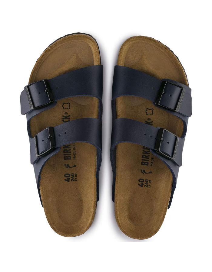 Dessus des Sandales pour homme et femme Arizona bleu de la marque BIRKENSTOCK en largeur étroite. Présentent deux brides ajustables en Birko-Flor® avec boucles métalliques et la semelle anatomique iconique en liège et cuir velours.