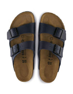 Dessus des Sandales pour homme et femme Arizona bleu de la marque BIRKENSTOCK en largeur étroite. Présentent deux brides ajustables en Birko-Flor® avec boucles métalliques et la semelle anatomique iconique en liège et cuir velours.