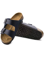 Semelle des Sandales pour homme et femme Arizona bleu de la marque BIRKENSTOCK en largeur étroite. Présentent deux brides ajustables en Birko-Flor® avec boucles métalliques et la semelle anatomique iconique en liège et cuir velours.