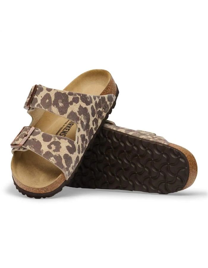 Semelle des Sandales d'été pour femme modèle Arizona de la marque Birkenstock, en cuir velours à imprimé léopard Leo Sandcastle beige et marron. Présentent deux brides larges réglables avec des boucles en métal noir et la célèbre semelle anatomique en liège naturel.
