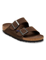 Sandales Birkenstock modèle Arizona avec chaussant étroit. Présente deux brides ajustables en cuir velours souple de couleur marron foncé Carafe avec des boucles en métal assorties, montées sur la célèbre semelle anatomique en liège avec lit de pied souple.