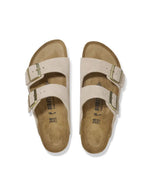 Sandales Birkenstock Arizona en cuir velours couleur Sandcastle, avec deux brides réglables et boucles dorées.