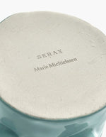 Signature sur l'Ensemble de 3 petits vases en céramique émaillée turquoise, bleu pétrole et aubergine aux motifs sculptés variés