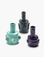 Trio de 3 petits vases en céramique émaillée turquoise, bleu pétrole et aubergine aux motifs sculptés variés