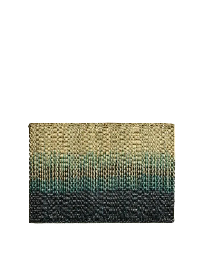 Set de table rectangulaire Orée Forêt par Maison Sarah Lavoine. Tressage artisanal en fibres naturelles de Carex avec dégradé vert forêt évoquant des silhouettes d'arbres, 45 x 30 cm