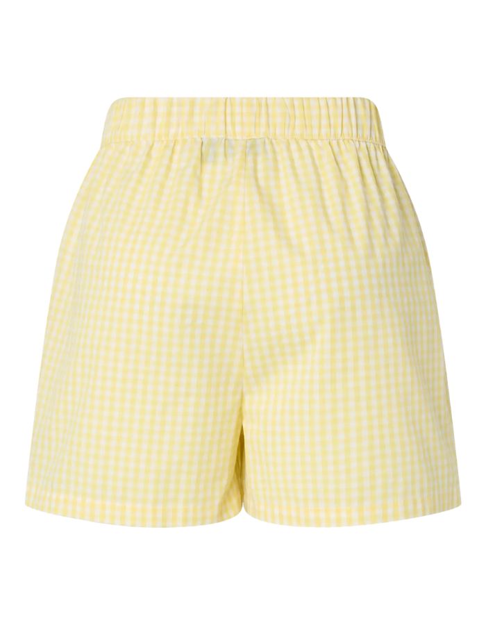 Short de la marque PIECES motif Vichy jaune et blanc. Coupe taille haute avec ceinture élastique et coupe standard (regular fit). Matière durable en coton biologique et fibres recyclées.