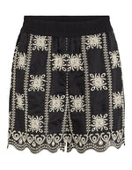 Short taille haute fluide Nala par Rouge Edit, coloris noir Meteorite Embroidery. Coupe large avec poches latérales et broderies ton sur ton élégantes. Tissu soyeux en mélange de lyocell.