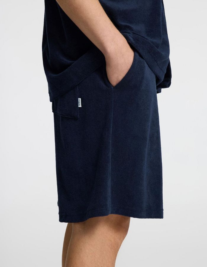 Short marine en éponge de coton biologique, coupe ample, avec poche latérale et étiquette Selected.