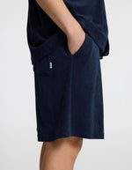 Short marine en éponge de coton biologique, coupe ample, avec poche latérale et étiquette Selected.